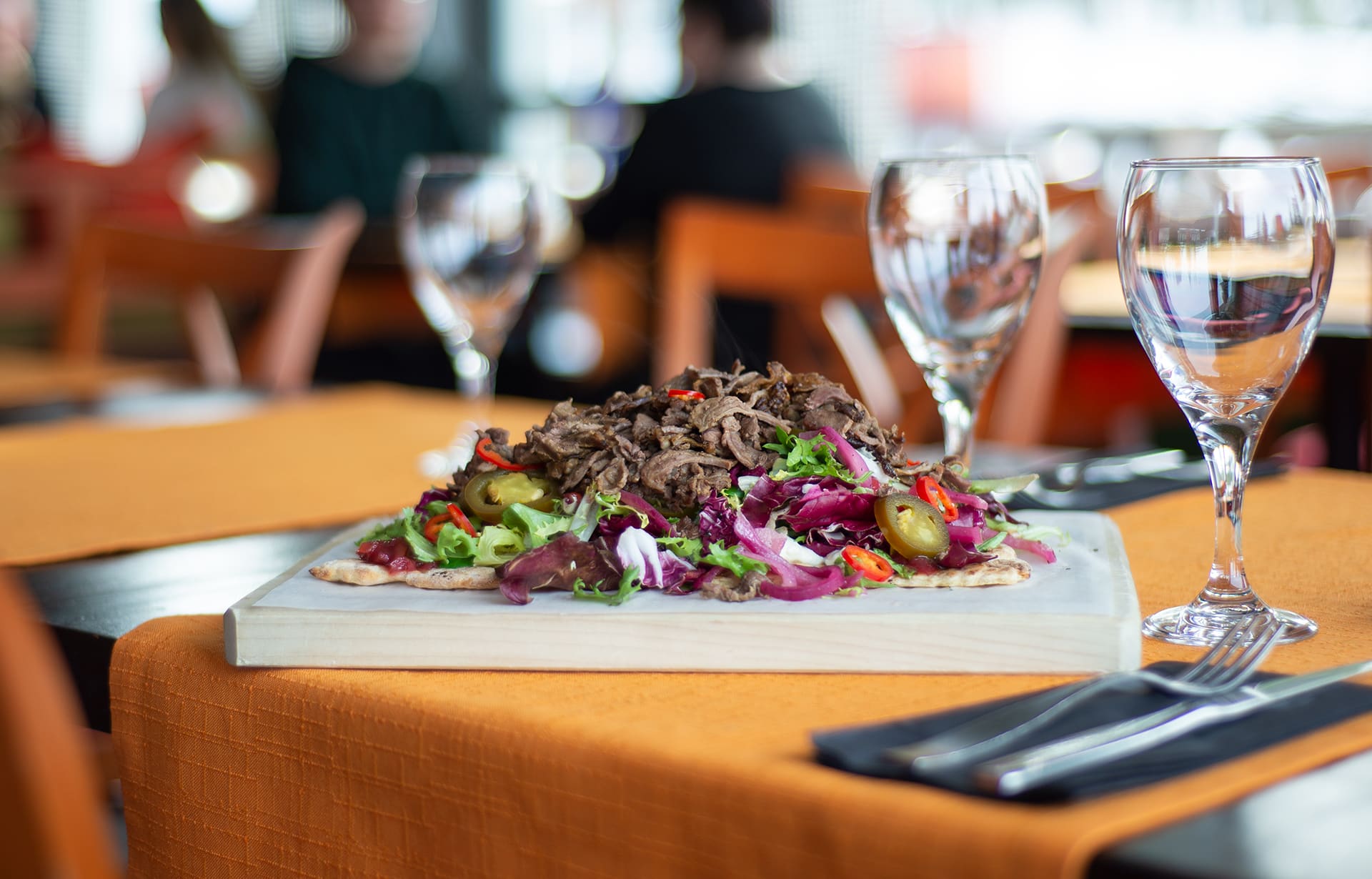 Ravintola | Ravintola Punakettu Punaketun porotortilla-annos pöydällä.