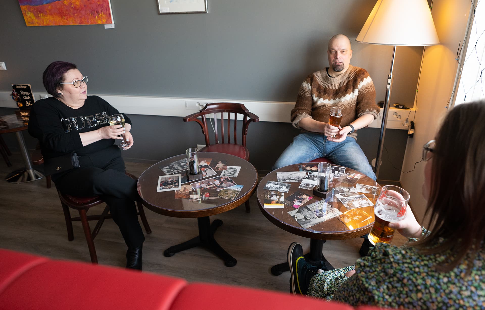 Pub Punakettu | Ravintola Punakettu Pub Punaketun asiakaskuntaa lasillisella.